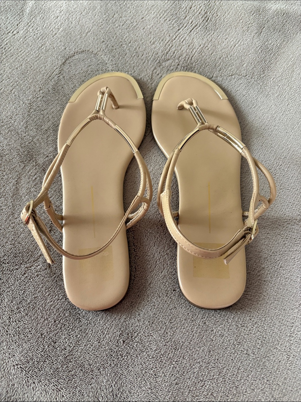 Dolce Vita Nude Neutral T-Strap Flat Sandals with Gold Metallic Accents size 9 - Picture 4 of 9